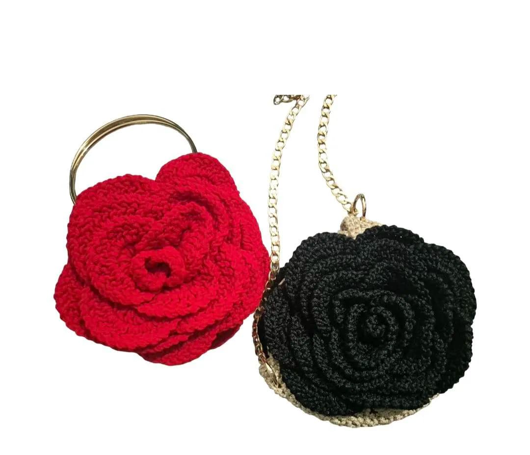 Çelësa handmade ne forme trendafili e kuqe dhe e zeze