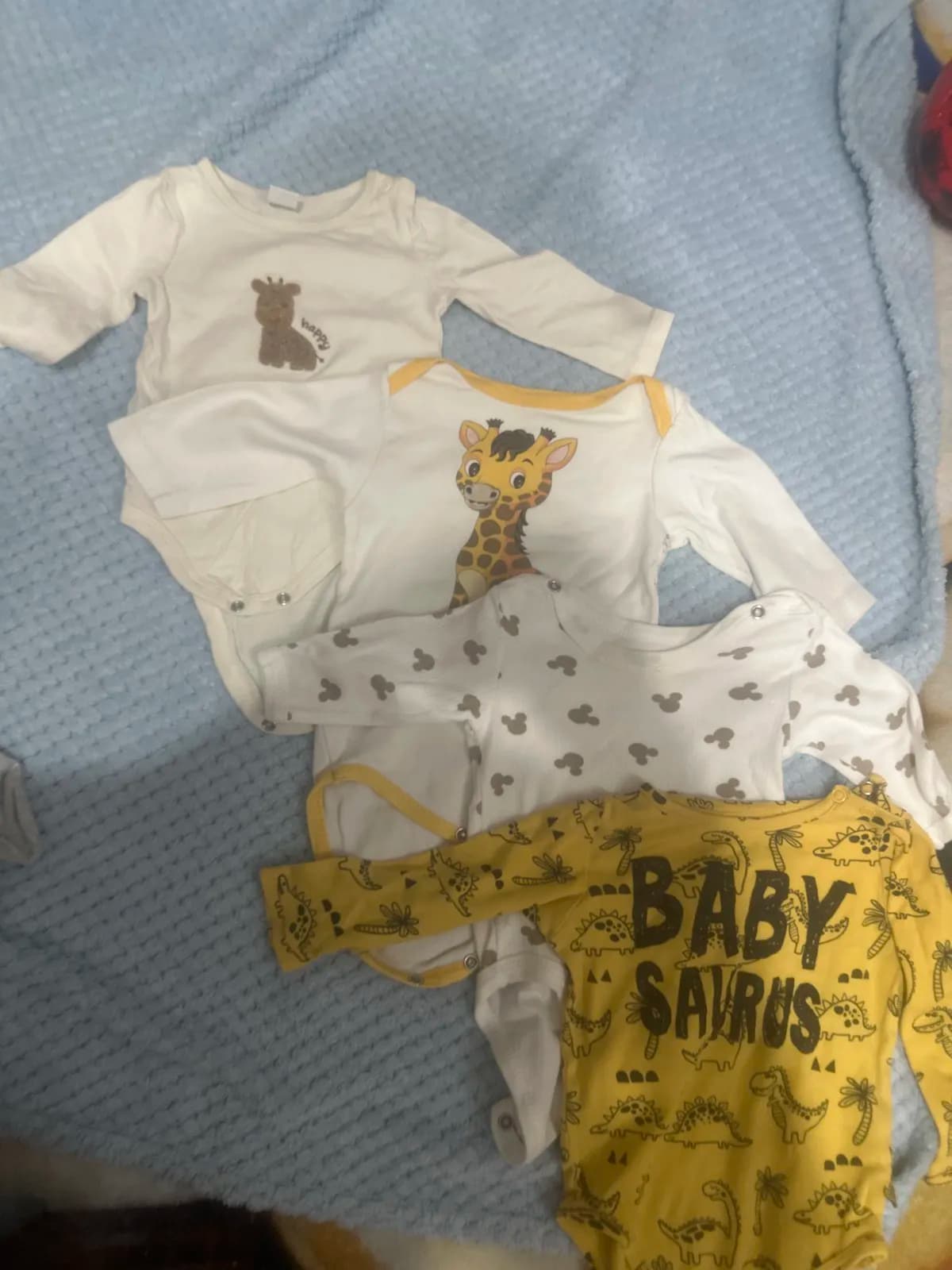 Kompleti i rrobave për bebë me motiv kafshësh