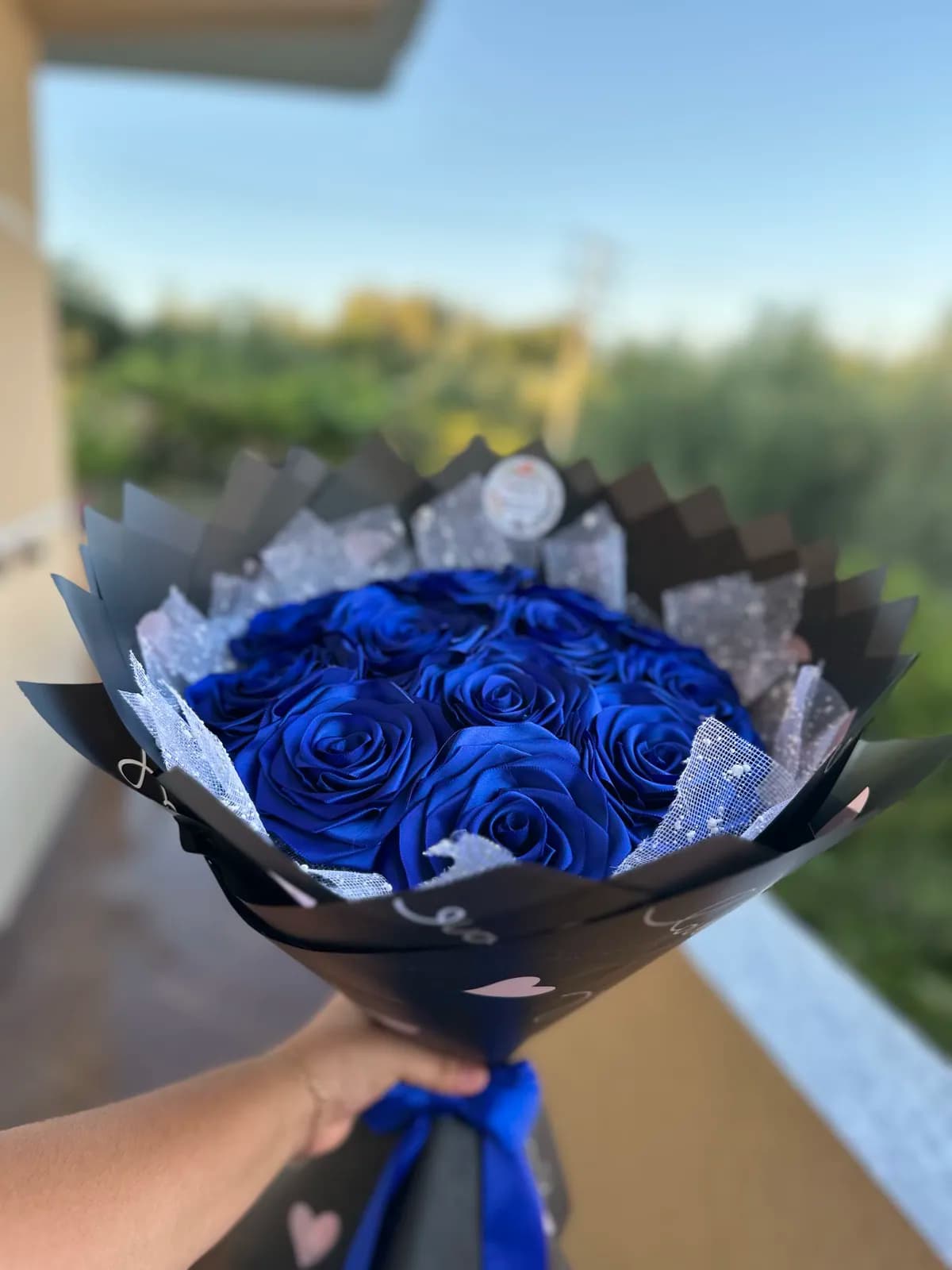 Buqetë Trëndafilash Blu me Mbështjellje — foto 2