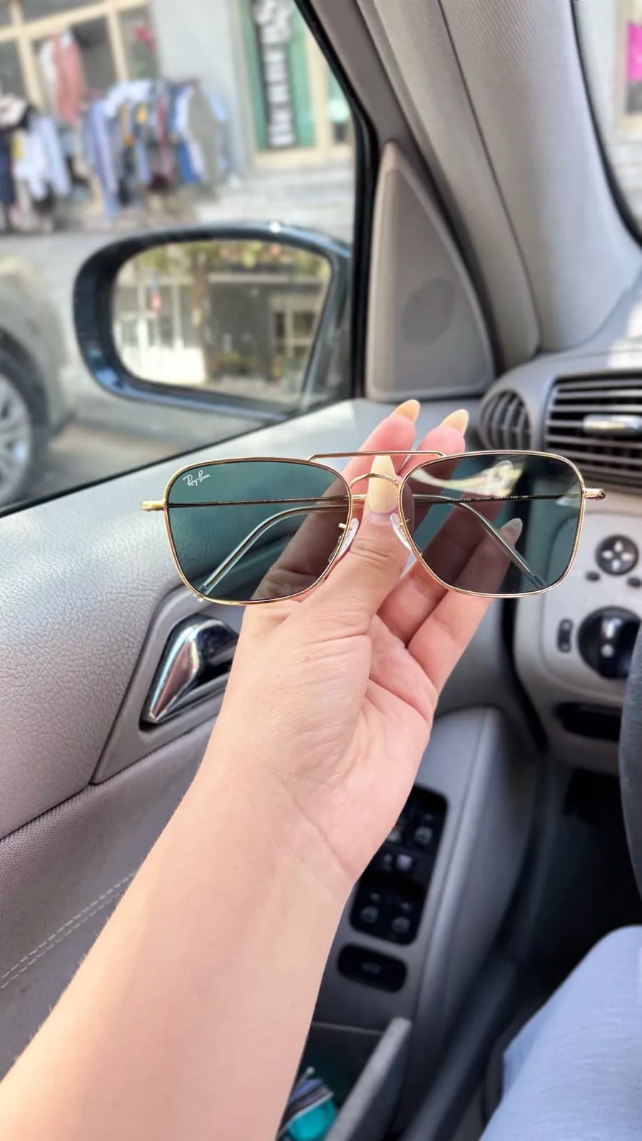 Syze dielli Ray-Ban me kornizë ari