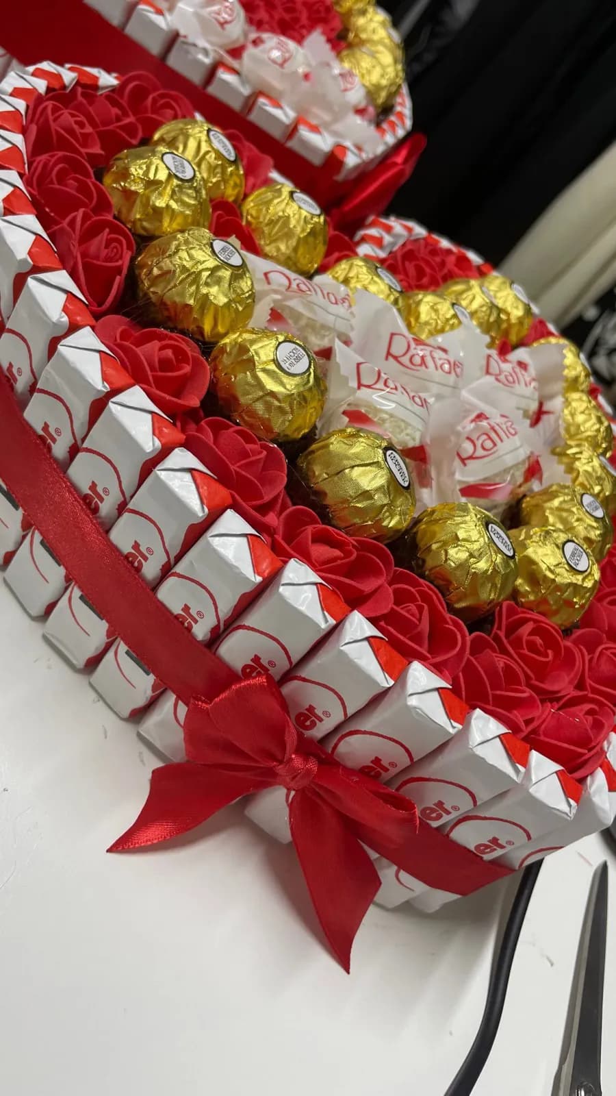 Kuti Çokollata me Praline të Artë - Dhurë Romantike
