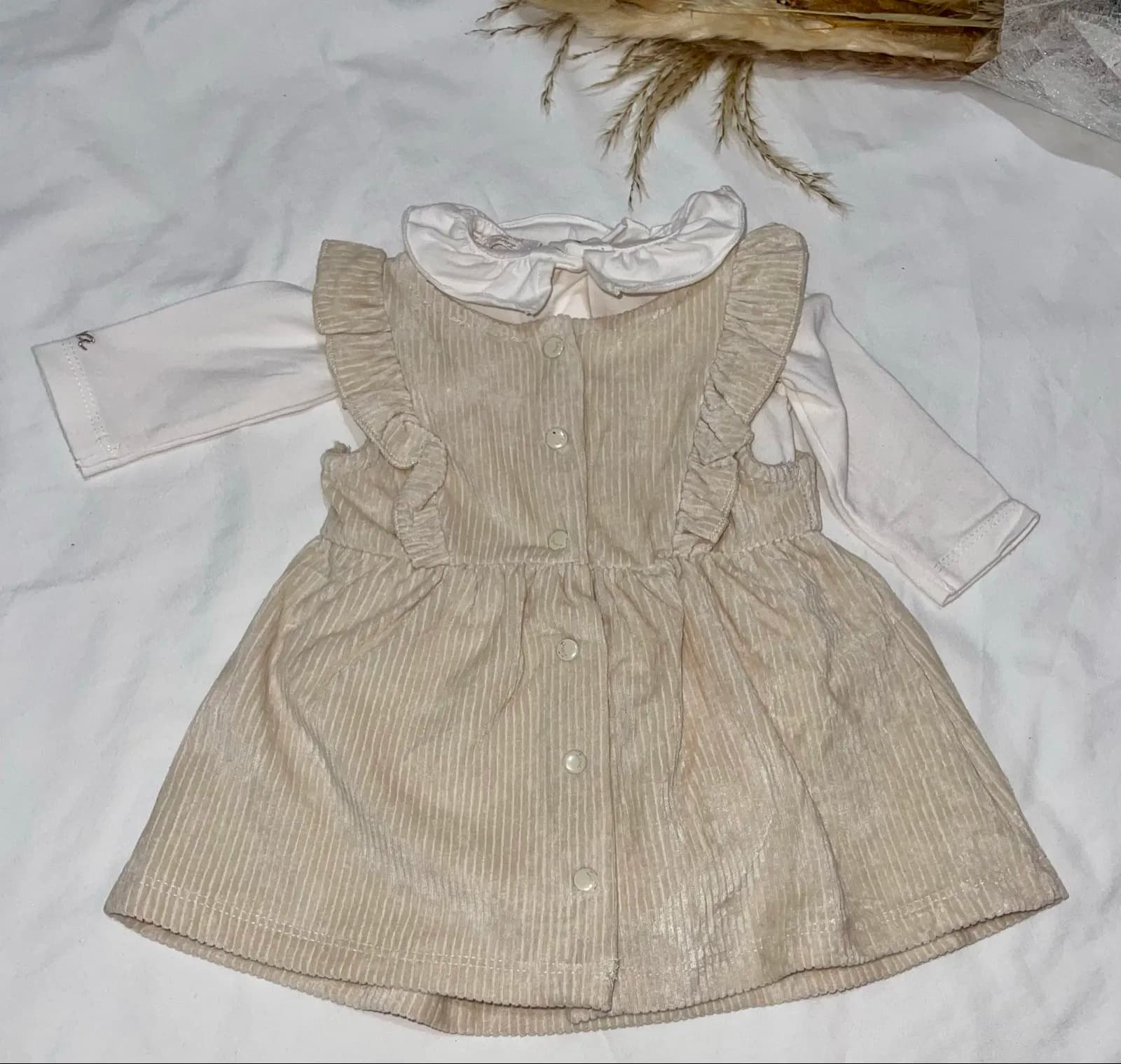Komplet Rroba për Bebë - Romper Beige dhe Bluzë e Bardhë — foto 4