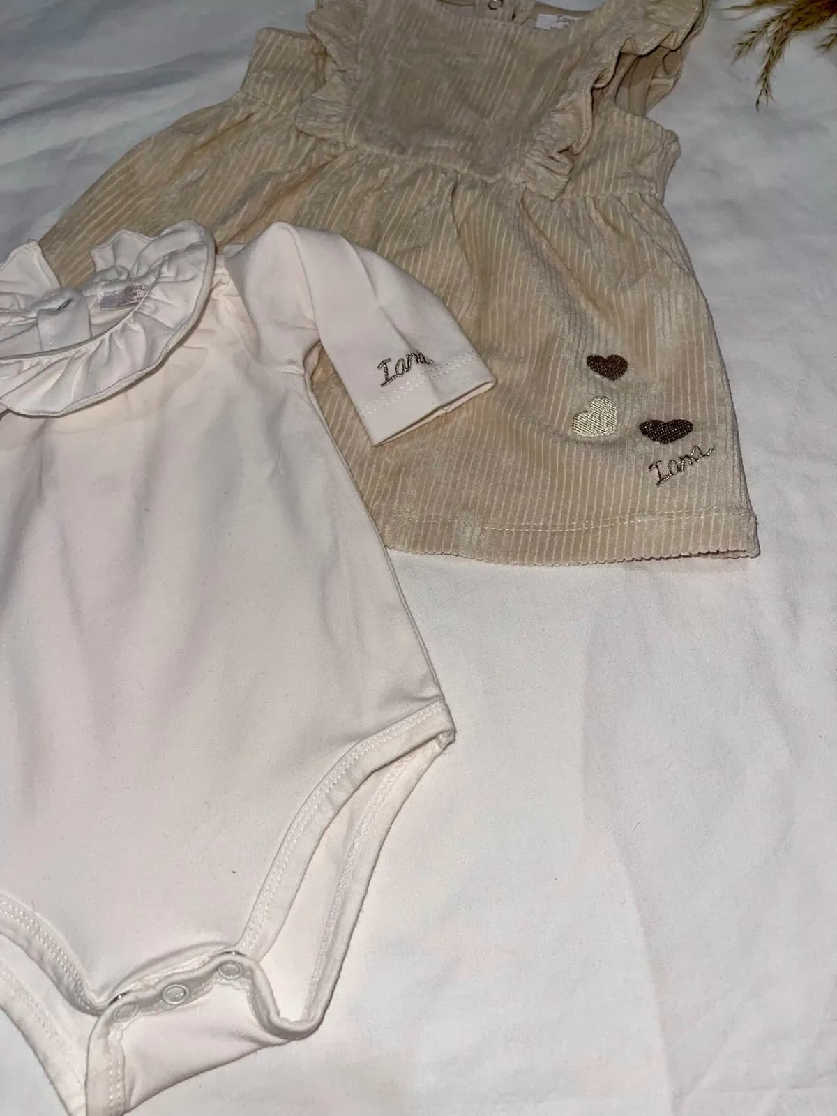 Komplet Rroba për Bebë - Romper Beige dhe Bluzë e Bardhë — foto 2
