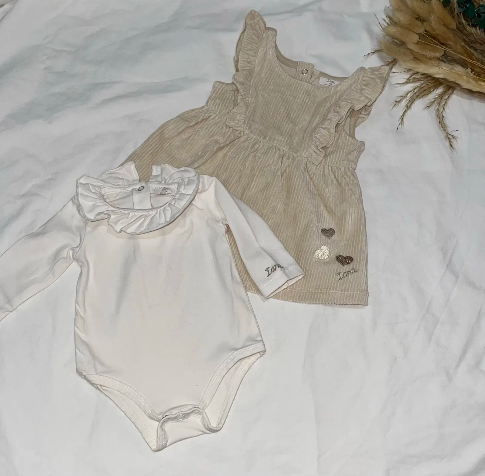 Komplet Rroba për Bebë - Romper Beige dhe Bluzë e Bardhë
