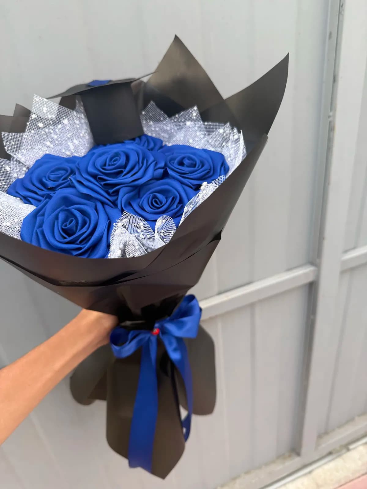 Buqetë Trëndafilash Blu me Paketim Premium