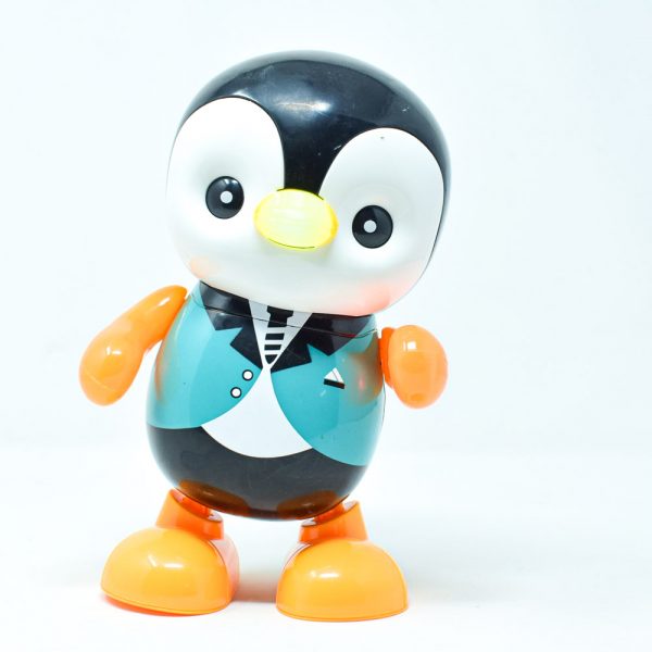 Pinguin që lëkundet duke kërcyer me dritë dhe muzikë
